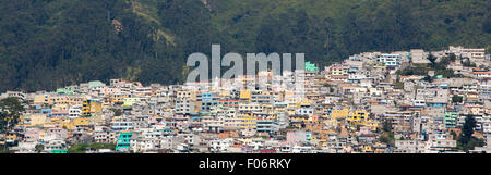 Panorama von Quito mit Häusern in den Bergen im Laufe des Tages mit einem blauen Himmel. Ecuador-2015. Stockfoto