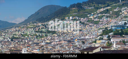 Panorama von Quito mit Häusern in den Bergen im Laufe des Tages mit einem blauen Himmel. Ecuador-2015. Stockfoto