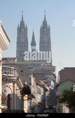 Straße von QuIto in den frühen Morgenstunden mit der Basilika del Voto Nacional im Hintergrund. Eine römisch-katholische Kirche in Quito, Ec Stockfoto