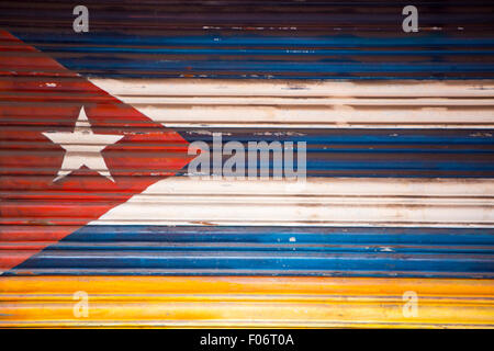 Urbaner Kunst, Graffiti der kubanischen Flagge gemalt an einer Tür in Banos, Abenteuer-Hauptstadt von Baños, Ecuador. Stockfoto