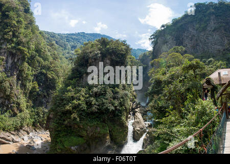 Pailon del Diablo und seinem Wasserfall, Banos Santa Agua. Die Pailon del Diablo ist ein ziemlich großer Wasserfall Stockfoto