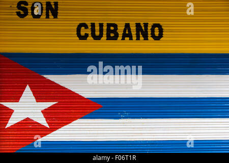 Graffiti an einer Tür repräsentieren die Flagge Kubas und die kubanische Worte klingen. Banos. Ecuador. Stockfoto
