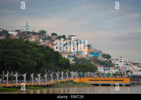 Panorama-Foto von Las Peñas - der älteste Bereich der Guayaquil Stadt bei Sonnenuntergang vom Malecon 2000, South Ecuador 2015. Stockfoto