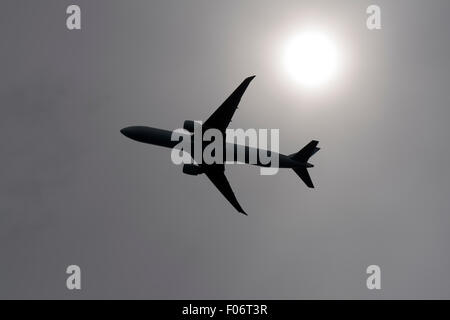 Silhouette von der Sonne durch hohe Bewölkung Düsen Stockfoto