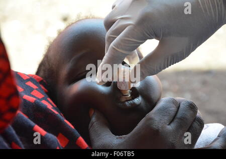 Juba, Südsudan. 31. Juli 2015. Médecins Sans Frontières (MSF) weiterhin Impfprogramme gegen Cholera in Juba und seine Umgebung durchzuführen, selbst als es verkündet, daß die Epidemie Verminderung ist. Bereiche in der Hauptstadt, darunter Malakia unter anderem und den Außenbezirken einschließlich Atla Bara und Kator haben alle vom Körper Gesundheit Nächstenliebe in ihrem Bestreben, Juba der tödlichen Krankheit befreien huschte worden. © Samir Bol/ZUMA Wire/ZUMAPRESS.com/Alamy Live-Nachrichten Stockfoto