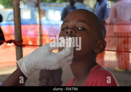 Juba, Südsudan. 31. Juli 2015. Médecins Sans Frontières (MSF) weiterhin Impfprogramme gegen Cholera in Juba und seine Umgebung durchzuführen, selbst als es verkündet, daß die Epidemie Verminderung ist. Bereiche in der Hauptstadt, darunter Malakia unter anderem und den Außenbezirken einschließlich Atla Bara und Kator haben alle vom Körper Gesundheit Nächstenliebe in ihrem Bestreben, Juba der tödlichen Krankheit befreien huschte worden. © Samir Bol/ZUMA Wire/ZUMAPRESS.com/Alamy Live-Nachrichten Stockfoto