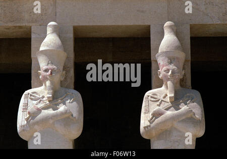 Statuen am Eingang zum Grab des Hatshepsup Brian Mcguire Stockfoto