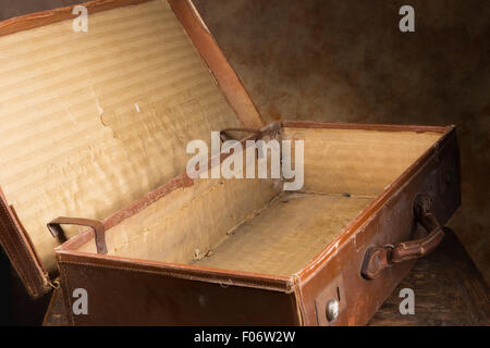 Blick in einen sehr alten braun Antik Koffer Stockfoto