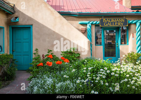 Läden und Geschäfte mit Lehmarchitektur in Taos, New Mexico, USA. Stockfoto