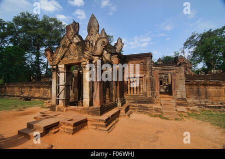 Eingang am Banteay Srei Tempel, Angkor Wat in Siem Reap, Kambodscha Stockfoto