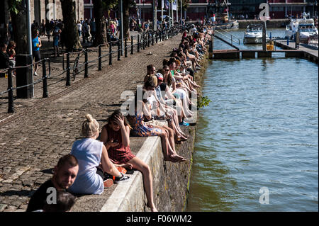 Bristol, UK. 8. August 2015. Während das Land sonnt sich in heiß Wetter, eine typische Sommerszene drausen Arnolfini, wo Menschen genießen es Bier.  Bildnachweis: Chandra Prasad/Alamy Live-Nachrichten Stockfoto