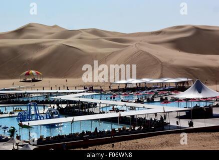 Peking, China. 6. August 2015. Foto aufgenommen am 6. August 2015 zeigt die Yuesha Insel Wunderland bei Xiangshawan (Whistling Dune Bay) in der Kubuqi Wüste in das Gebiet von Ordos, Nordchinas autonomen Region Innere Mongolei. © Wang Song/Xinhua/Alamy Live-Nachrichten Stockfoto