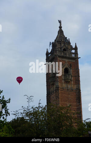 Bristol, UK. 9. August 2015. Ballon übergibt Cabot Tower auf Brandon Hill, Bristol Credit: Rob Hawkins/Alamy Live News Stockfoto