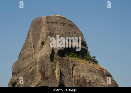 Europa, Griechenland, Meteora, felsigen Felsvorsprung mit Klosterruine in Überhang, Gebäude, Abgeschiedenheit, Einsiedler, Eremitage, Familie, b Stockfoto