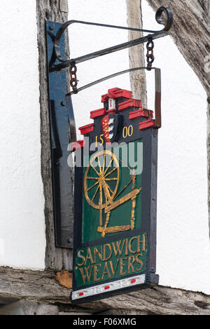 Zeichen für die Sandwich-Weber-Gilde auf einem historischen mittelalterlichen Holz gerahmt Gebäude. Stockfoto