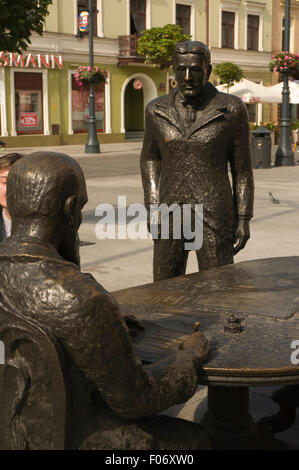 Europa, Polen, Lodz, Łódź, Ulica Piotrkowska, dekorative Statue von Männern am Tisch schreiben und stehend Stockfoto