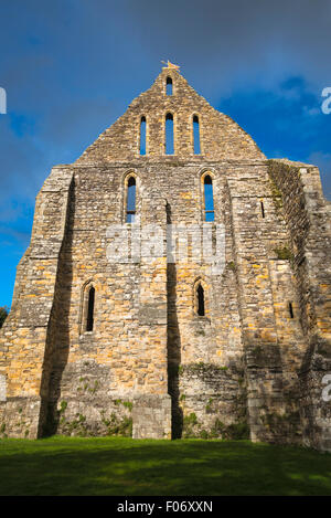 Ruinen auf dem Gelände des Battle Abbey über dem Feld, wo die Schlacht von Hastings stattgefunden hat. Stockfoto