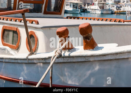 alte hölzerne Angelboot/Fischerboot-Stollen mit Seil umwickelt. Close-up. Stockfoto