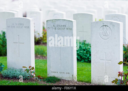 Unmarkierte Grabsteine am Tyne Cot Commonwealth War Graves Cemetery and Memorial in Belgien Stockfoto