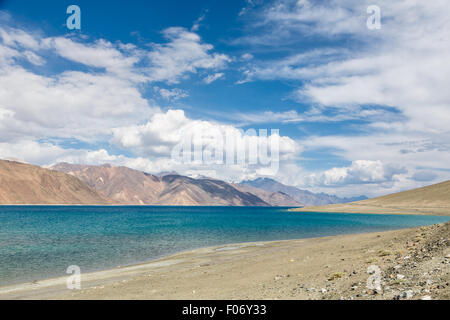 Atemberaubende Pangong See in Ladakh, Indien. Der See grenzt an Tibet in China. Stockfoto