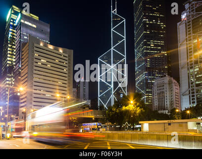 Ein Bus stürzt in Hong Kong central District. Hin mit langer Belichtungszeit Stockfoto