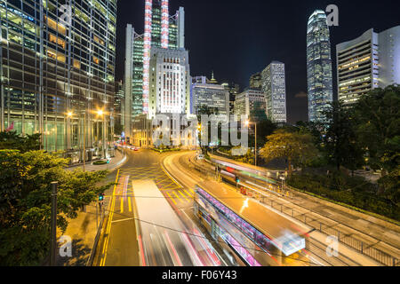 Autos in der Nacht in Hong Kong Geschäftsviertel rund um Admiralität Rauschen Stockfoto