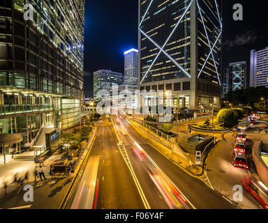 Autos in der Nacht in Hong Kong Geschäftsviertel rund um Admiralität Rauschen Stockfoto