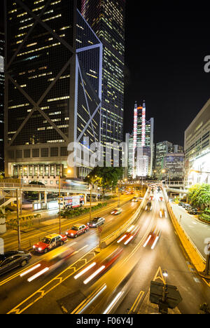 Autos in der Nacht in Hong Kong Geschäftsviertel rund um Admiralität Rauschen Stockfoto