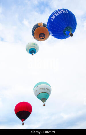 Bristol, UK. 9. August 2015. Der letzte Tag der 37. Bristol International Balloon Fiesta begann mit Masse Aufstieg am frühen Morgen um 06:00.  Trotz Prognosen der Wolken gab es Einblicke auf Sonnenlicht.  Die Heißluftballons driftete Weg in Richtung der Stadt Bristol.   Bristol, UK. 9. August 2015 Kredit: Redorbital Fotografie/Alamy Live-Nachrichten Stockfoto