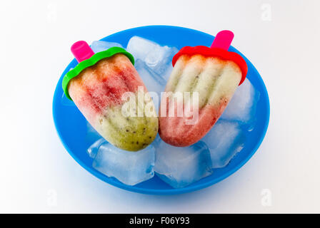 Hausgemachten bunten Obst Eis mit einem Stock Stockfoto
