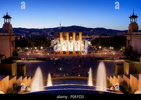 Stadt Barcelona bei Nacht in Katalonien, Spanien, Blick vom Montjuic zum magischen Brunnen und vier Spalten. Stockfoto