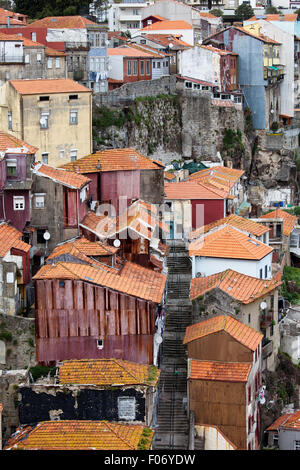 Alte Häuser am steilen Hang in Porto, Portugal. Stockfoto