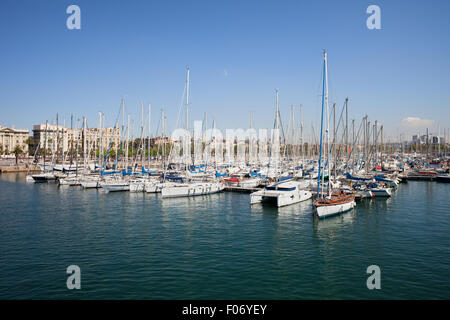 Yachten und Segelboote im Port Vell Marina in Barcelona, Katalonien, Spanien. Stockfoto