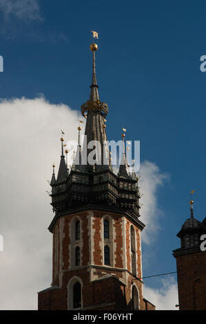 Europa, Polen, Krakau, Krakau, Hauptmarkt Rynek Główny, Turm der katholischen Marienkirche (Kościół Mariacki) Stockfoto