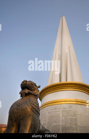 Asien, MYANMAR (BURMA), Yangon (Rangoon), Mahabandoola Gärten, Independence Monument, Löwe mit obelisk Stockfoto