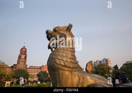 Asien, MYANMAR (BURMA), Yangon (Rangoon), Mahabandoola Gärten, Independence Monument, Löwenstatue Stockfoto