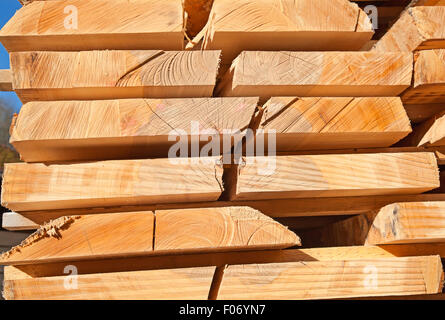 Stapel von neuen hölzernen Stollen auf dem Holzplatz Stockfoto