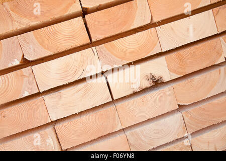 Stapel von neuen hölzernen Stollen auf dem Holzplatz Stockfoto