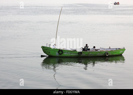 Ausflugsschiff auf das Treiben auf dem heiligen Fluss Ganges in Varanasi am späten Nachmittag Stockfoto