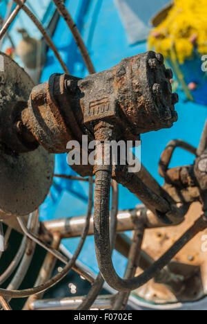 Verrostete hydraulische Winde von alten Angelboot/Fischerboot. Close-up. Stockfoto