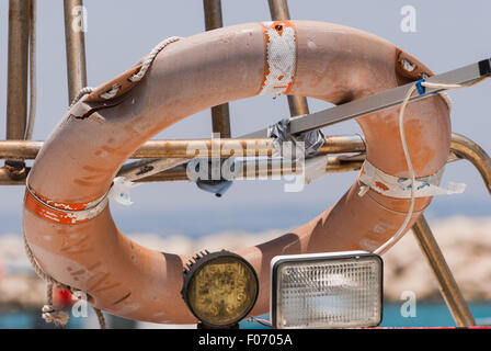 Alte rote Rettungsring hängen Angeln Boot closeup Stockfoto