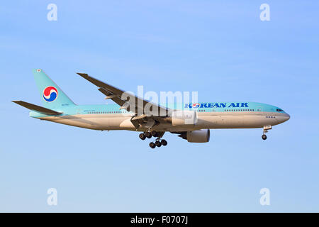 Zürich - 18.Juli: Boeing-777 Korean Air Landung in Zürich Flughafen nach Intercontonental Flug am 18. Juli 2015 in Zürich, Schweiz Stockfoto