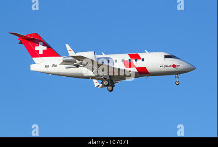 Zürich - 18.Juli: REGA Air Ambulance Landung in Zürich nach Kurzstreckenflug auf 18. Juli 2015 in Zürich, Schweiz. Wichtigsten tas Stockfoto