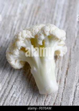 Blumenkohl auf Schneidebrett Stockfoto