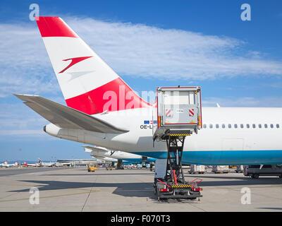 Wien - Juli 8: Austrian Airlines a-319 Vorbereitung für den Start im Flughafen Wien am 8. Juli 2015 in Wien, Österreich. Vienna-Luft Stockfoto