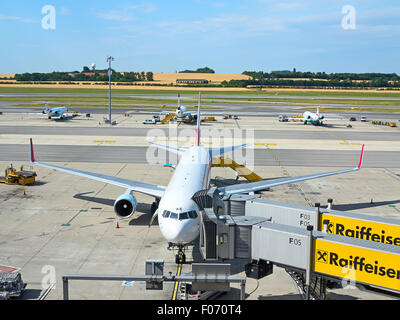 Wien - Juli 8: Austrian Airlines a-319 Vorbereitung für den Start im Flughafen Wien am 8. Juli 2015 in Wien, Österreich. Vienna-Luft Stockfoto