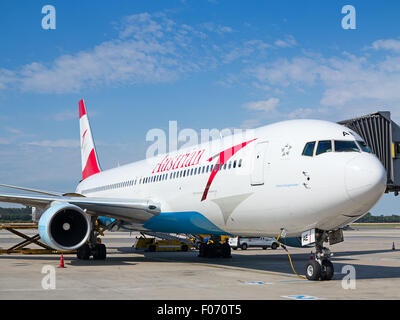 Wien - Juli 8: Austrian Airlines a-319 Vorbereitung für den Start im Flughafen Wien am 8. Juli 2015 in Wien, Österreich. Vienna-Luft Stockfoto