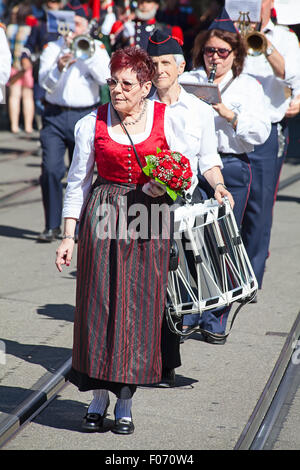 Zürich - 1. AUGUST: Nationalfeiertag-Parade am 1. August 2012 in Zürich, Schweiz. Frau in ein historisches Kostüm. Stockfoto