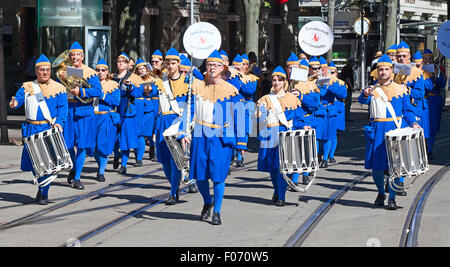 Zürich - 1. AUGUST: Zürich City Orchestra in traditionellen Kostümen Openning der Swiss National Day Parade am 1. August 2012 in Zur Stockfoto