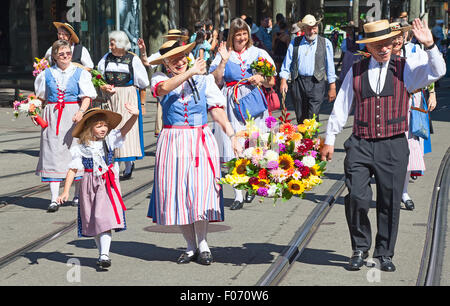 Zürich - 1. AUGUST: Nationalfeiertag-Parade am 1. August 2012 in Zürich, Schweiz. Familie in historischen Kostümen von den 19 Stockfoto